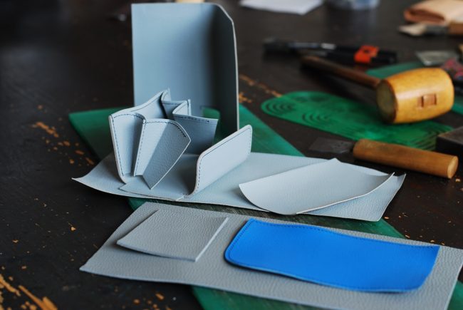 差し込みベロ　『三つ折り財布』　革色グレーを使用して製作中のひとコマです。